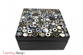 Square lacquer box attached with pearl lid